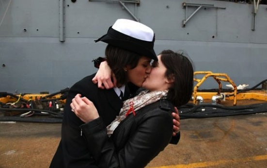 First Lesbian  Kiss Linda Franklin Shining Service Worldwide